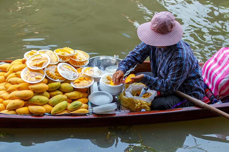 ข้าวเหนียวมะม่วง ที่ตลาดน้ำดำเนินสะดวก ราชบุรี