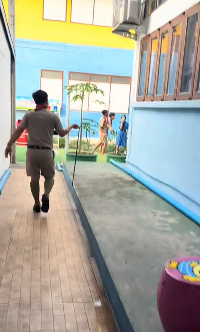 งูเข้าโรงเรียน