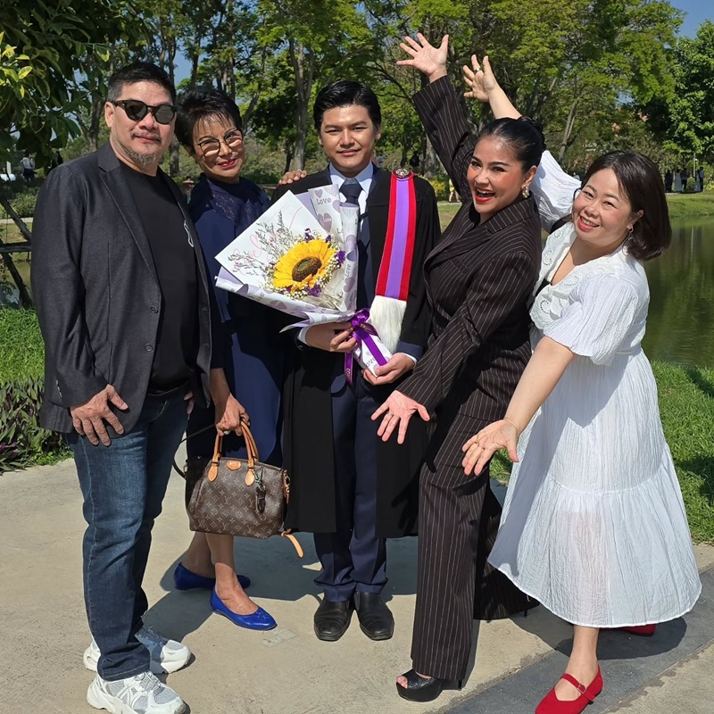 น้องภู ลูกชาย ตั๊ก-นุ้ย รับปริญญาแล้ว