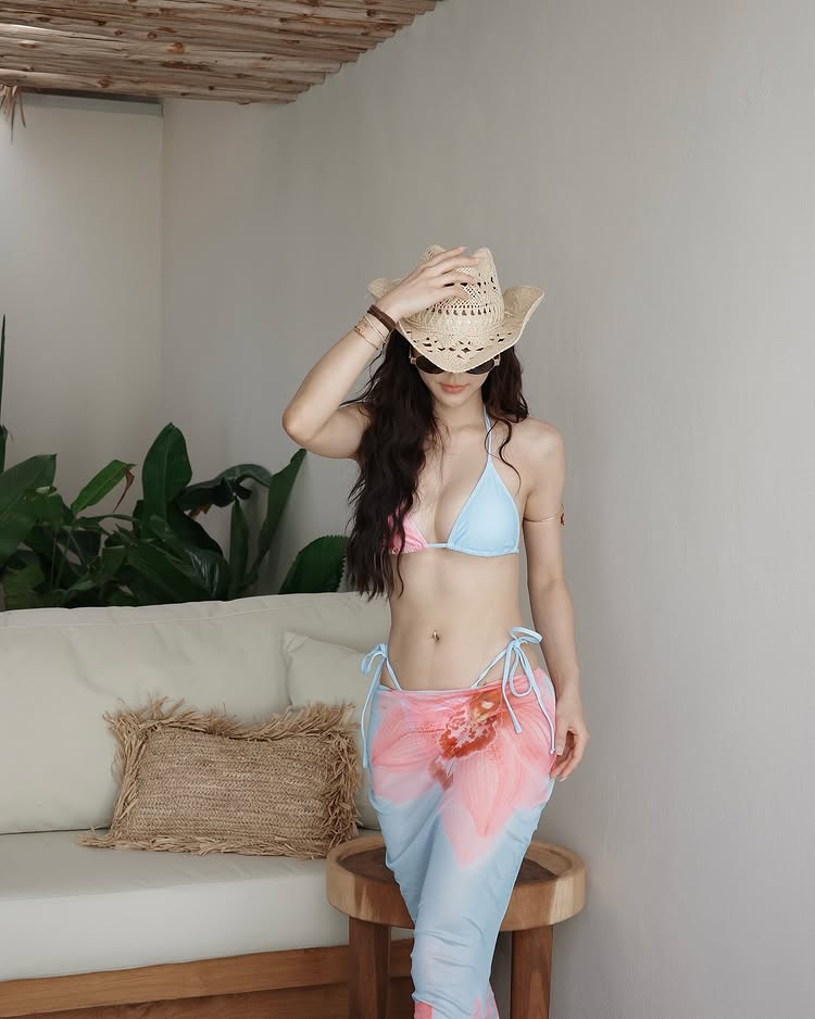 กุ๊กกิ๊ก กชกร นางเอกวิกหมอชิต นุ่งบิกินี่อวดเอวบางร่างน้อยริมสระ