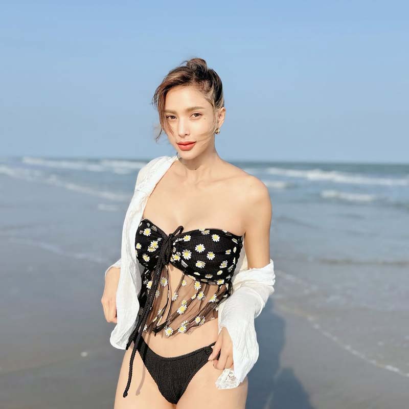 อุ้ม ลักขณา นุ่งทูพีซแชะภาพริมหาดชะอำ สวยเซี้ยะขึ้นเป็นกอง