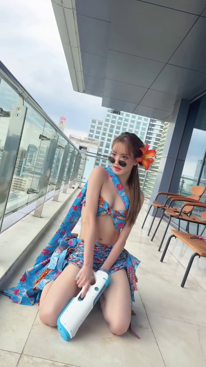 แกรนด์ กรณ์ภัสสร เสิร์ฟลุคเซ็กซี่กับแฟชั่นผ้าไทยที่ทำจากผ้าถุง