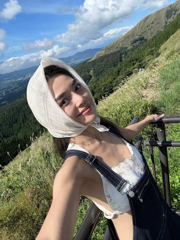 ปราง กัญญ์ณรัณ จูงมือ โอบ โอบนิธิ เที่ยวทุ่งหญ้ากลายเป็นสีชมพู 