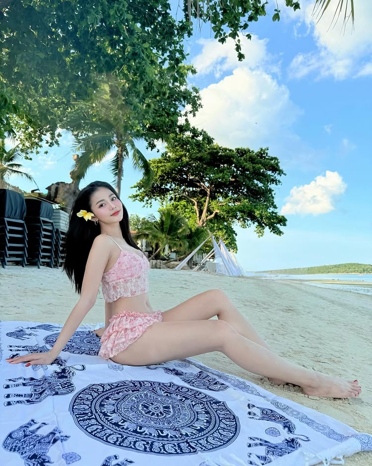 ลำไย ไหทองคำ แจกความสดใส นุ่งสั้นแชะภาพริมหาด