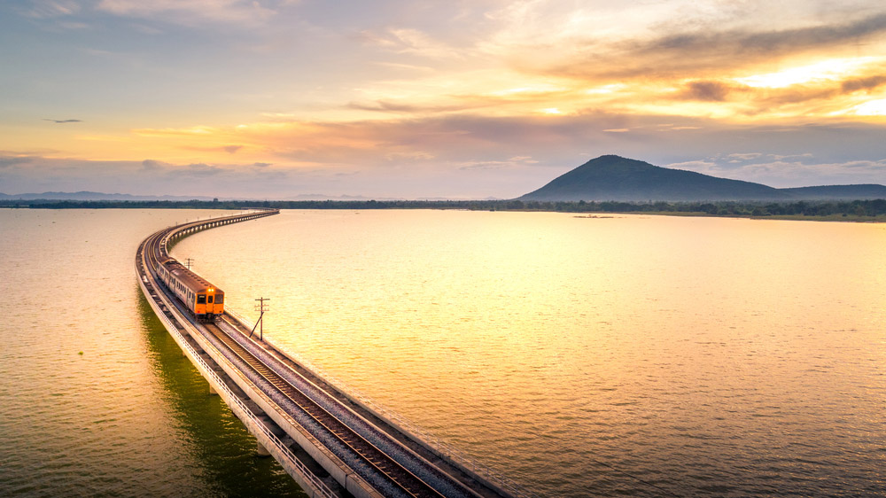 รถไฟลอยน้ำ เขื่อนป่าสักชลสิทธิ์