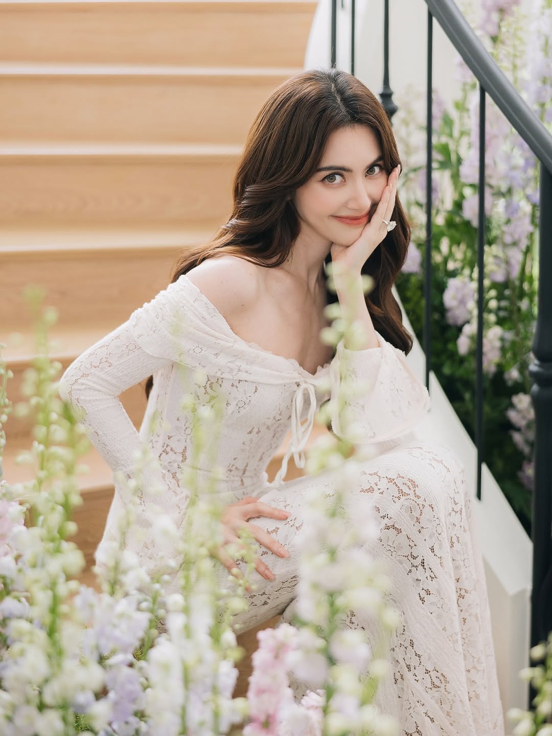 ใหม่ ดาวิกา ว่าที่เจ้าสาวป้ายแดง สวยฉ่ำออร่าเจิดจ้า ! ในชุดเดรสเปิดไหล่
