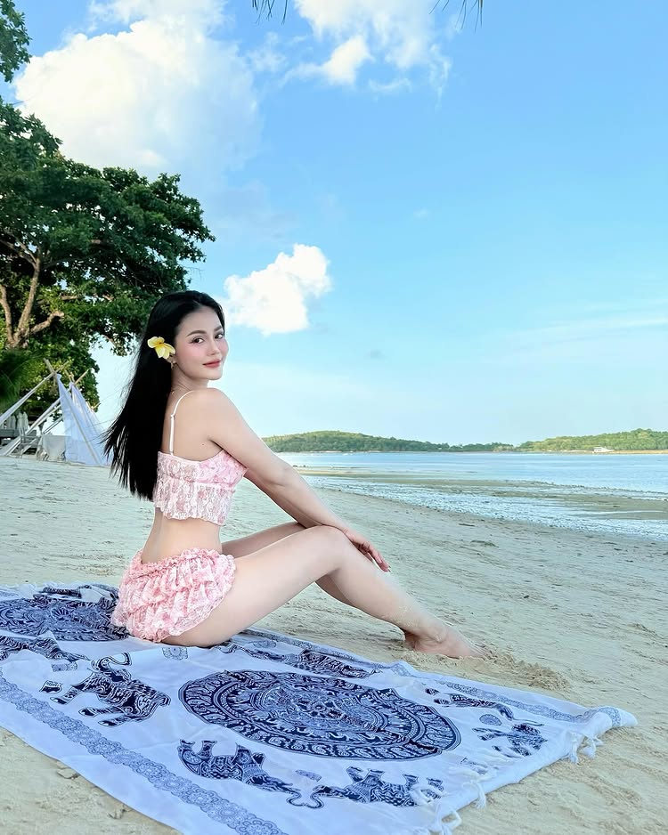 ลำไย ไหทองคำ แจกความสดใส นุ่งสั้นแชะภาพริมหาด