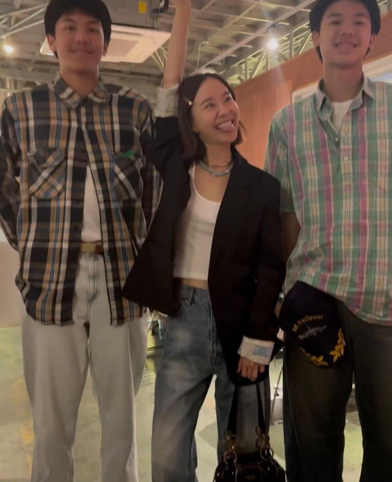 เต้ย จรินทร์พร ถ่ายรูปกับ น้องคุน-น้องจุน