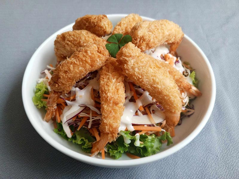 สลัดกุ้งทอดราดซอสครีม