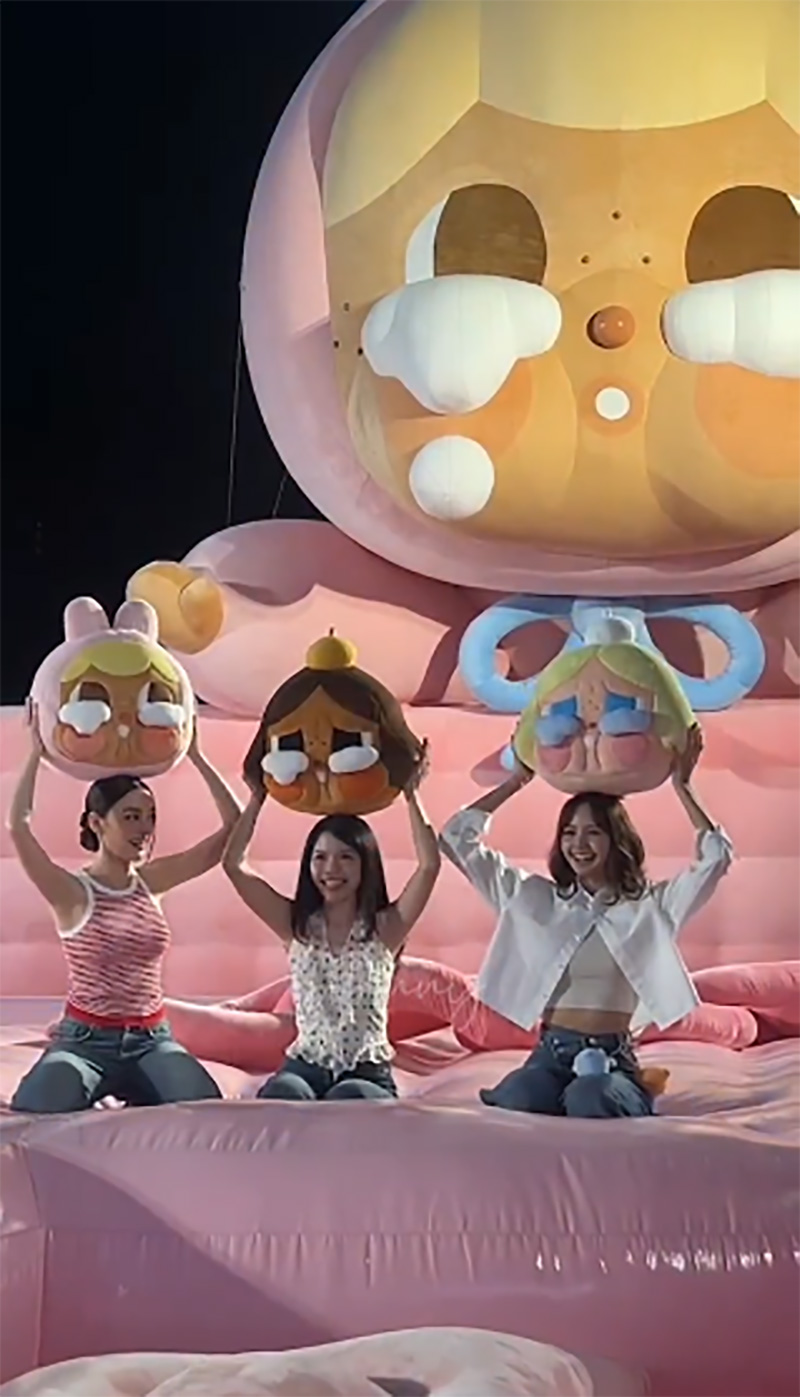 ลิซ่า สลัดคราบตัวแม่ สานฝันวัยเด็กกระโดดเล่นบ้านลมที่สยาม