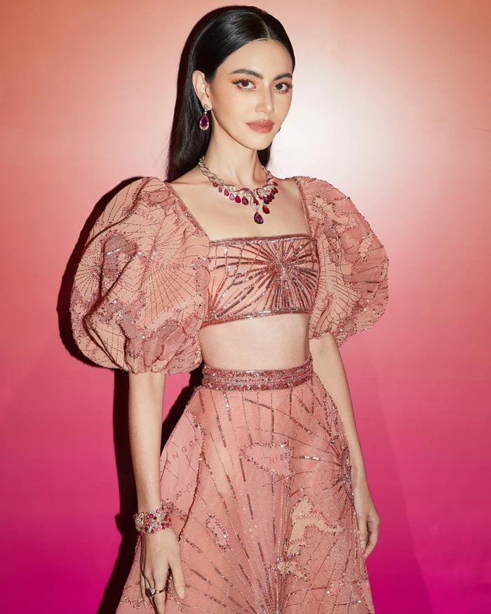 ใหม่ ดาวิกา