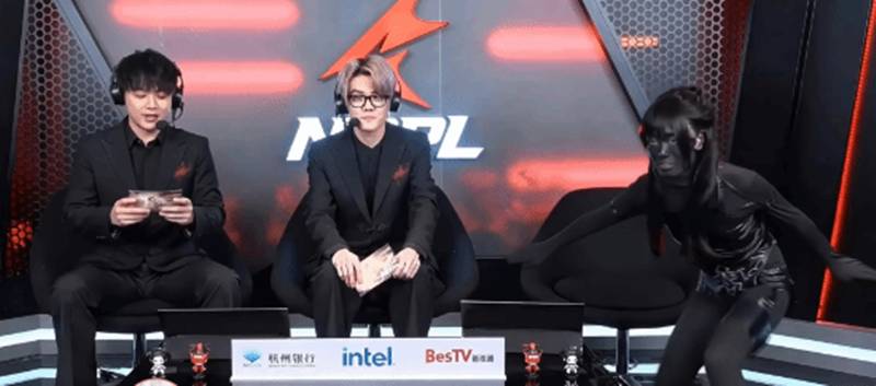 พิธีกรหญิงแต่งลุคสกินดำ