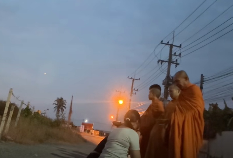 ใส่บาตร