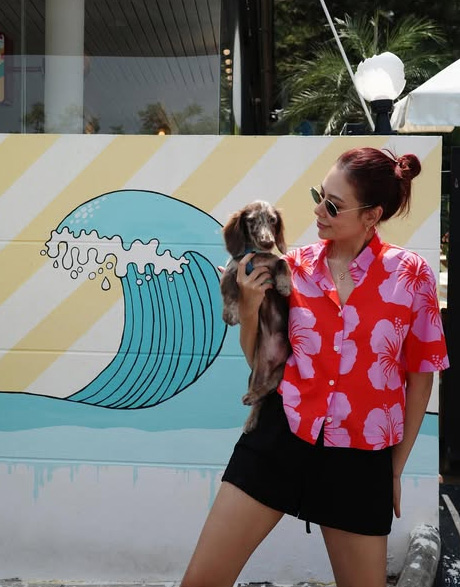 เสื้อฮาวายผู้หญิงสีสดกับกางเกงขาสั้นสีดำ