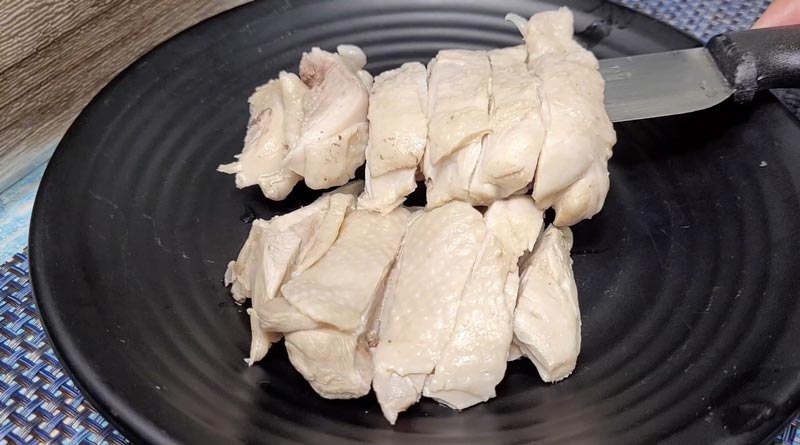 หั่นเนื้อไก่ติดหนัง พอดีคำ