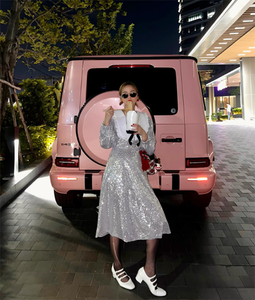 พลอย ชวพร คือใคร รู้จักพร้อมส่องแฟชั่นชิค ๆ สไตล์แฟชั่นนิสต้าตัวแม่