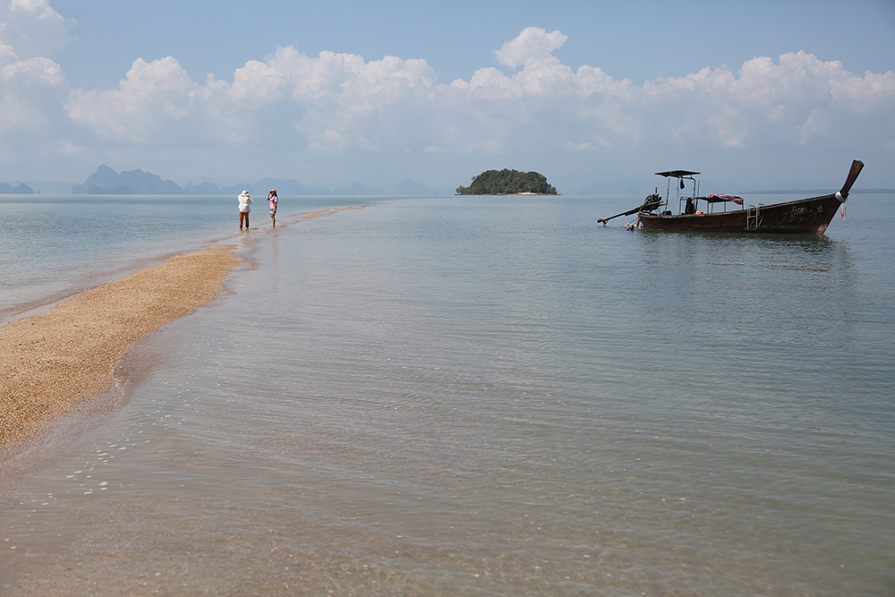 ชมวิวทะเลแหวกสันหลังมังกร เกาะพลอง