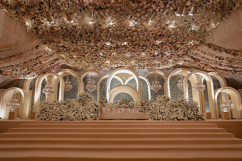 งานแต่งงาน ธีมหรูหรา บ่าวสาวที่ชื่นชอบความสวยงาม อลังการ ซึ่งโทนสีหลัก ๆ ที่ใช้จะเป็นสีทอง สีเงิน สีโรสโกลด์ และสีขาว