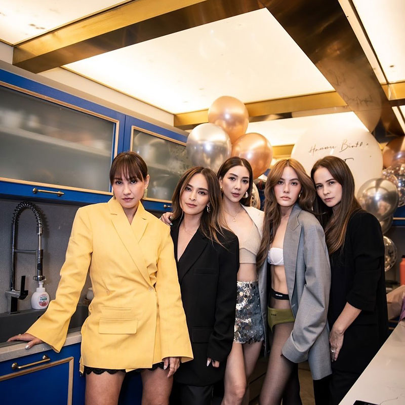 นานา ไรบีนา กับเพื่อนแก๊งนางฟ้า