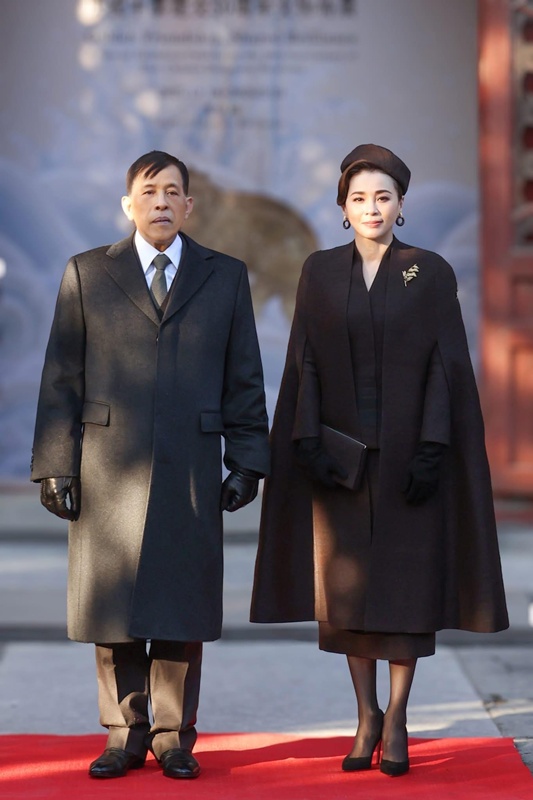 พระราชินีสุทิดา ทรงฉลองพระองค์งดงามระหว่างเสด็จเยือนจีน