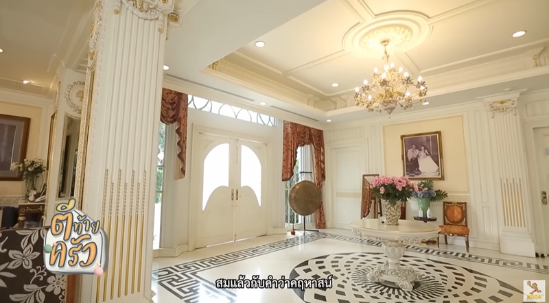 บ้าน ป๋าต๊อบ ปีใหม่ โถงทางเข้า