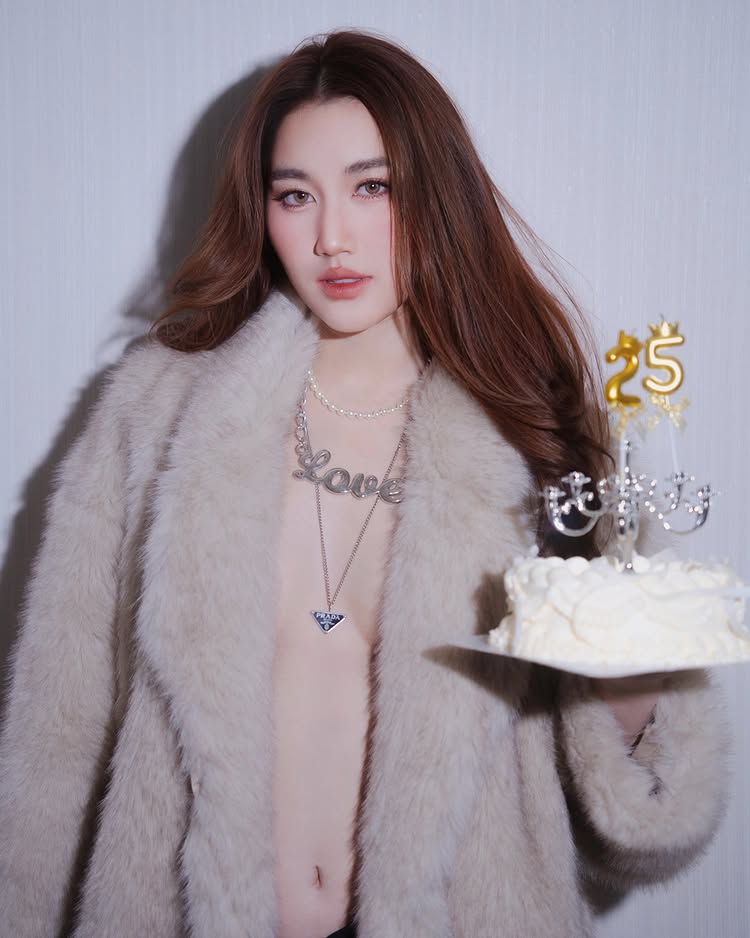 เบสท์ รักษ์วนีย์ แซ่บ ! ฉลองวันเกิด 25 ปี แหวกอกโนบรา