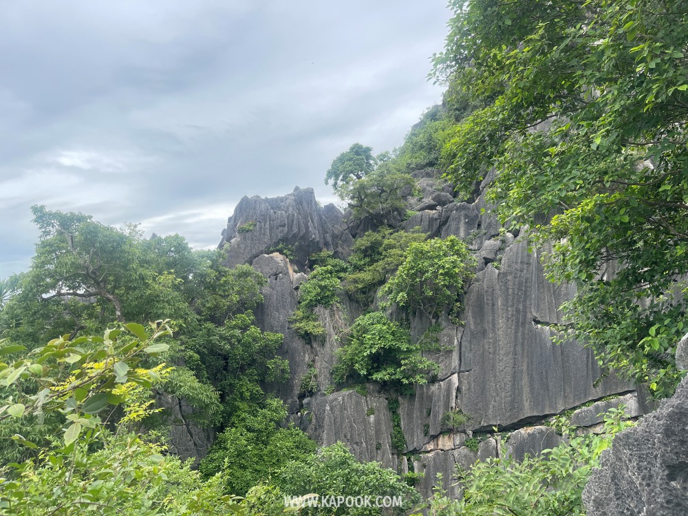 ภูเขาหินแกรนิต ด้านข้างถ้ำผาเจาะ