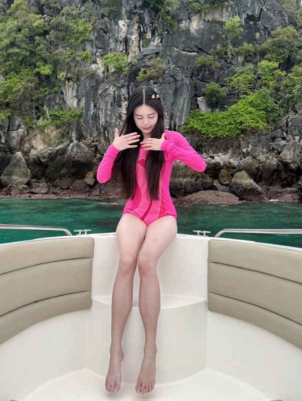 เอวา ปวรวรรณ โพสต์ภาพพักผ่อนที่โรงแรมหรูกระบี่ คนโฟกัสชุดชมพูสุดแซ่บ