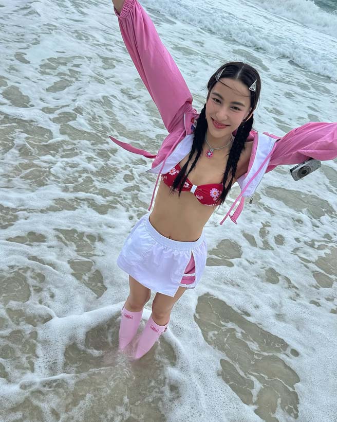 กรีน อัษฎาพร นุ่งทูพีซสีแดงตัวเก่ง ปล่อยอารมณ์ชิล ๆ ริมหาด