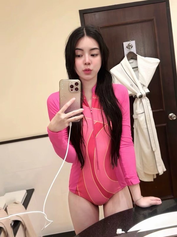 เอวา ปวรวรรณ โพสต์ภาพพักผ่อนที่โรงแรมหรูกระบี่ คนโฟกัสชุดชมพูสุดแซ่บ