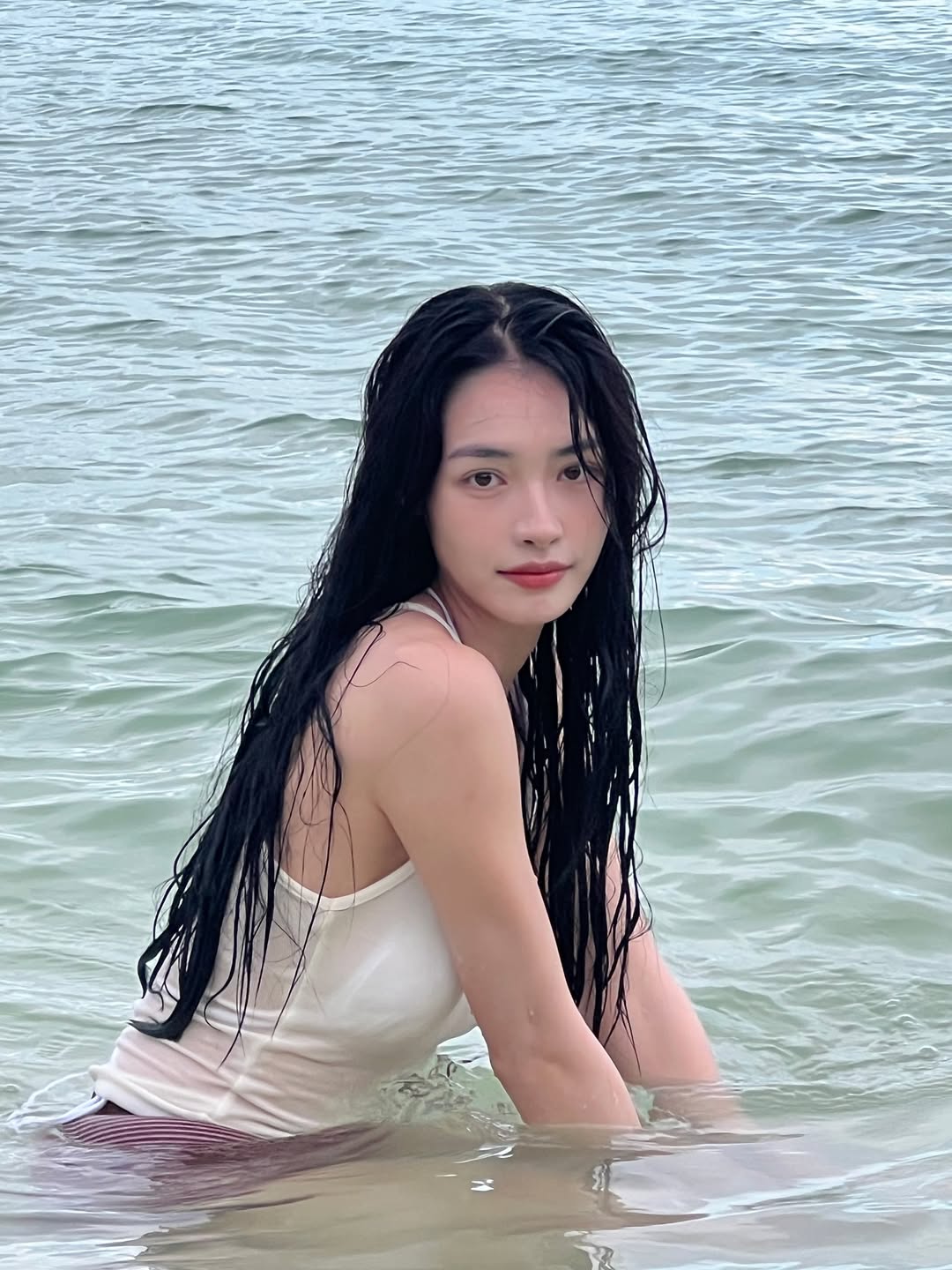 มิ้นท์ รัญชน์รวี นุ่งสั้นเล่นน้ำทะเล