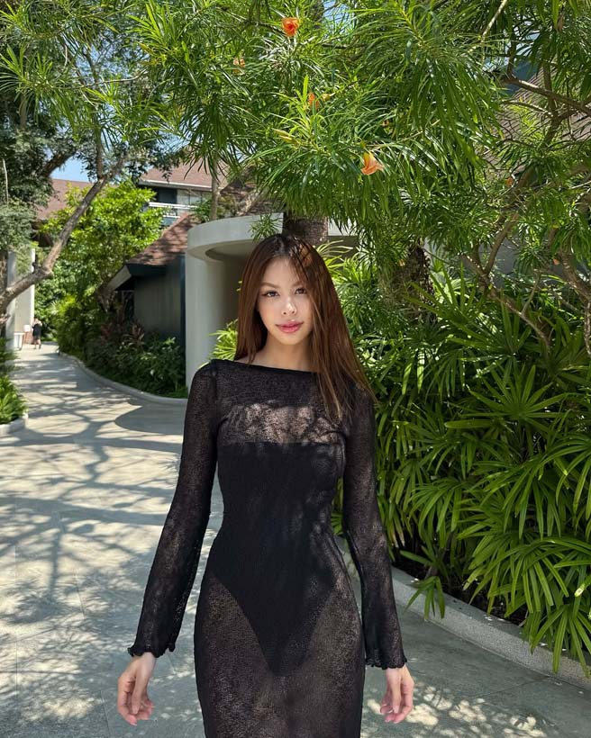 น้ำเพชร อิสรีย์ เสิร์ฟซีนแซ่บ สวมซีทรูดำสุดบาง ที่แอบเห็นวันพีซด้านใน 