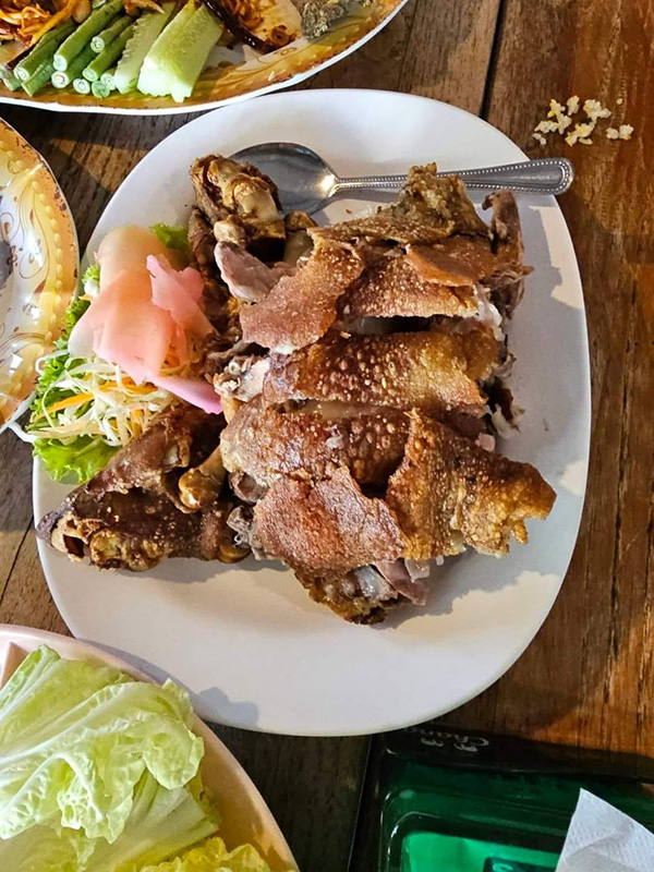 ร้านอาหารระเบียงแก้ว โคราช  ขาหมูทอดกรอบ