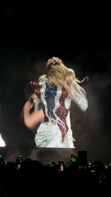 เขมรเคลมชุดธงชาติไทย ลิซ่า