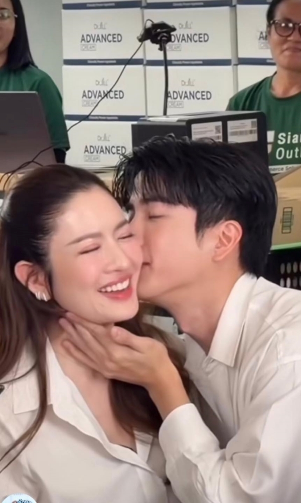 นนกุล ชานน หอมแก้ม หน้าผาก แอฟ ทักษอร 