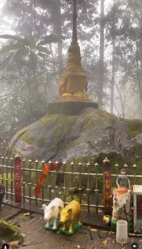 นิว นภัสสร สักการะสถูป