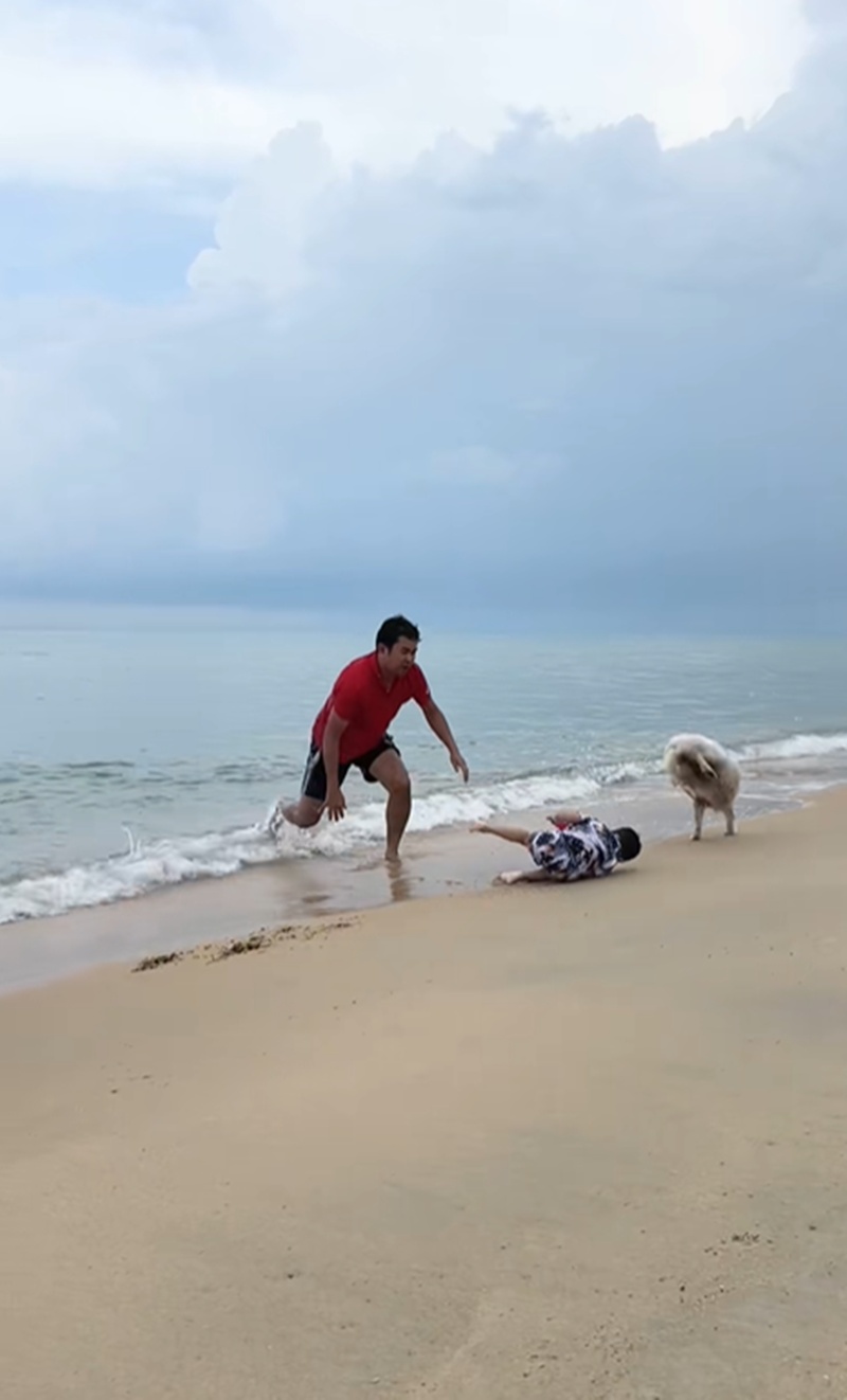 เล่นน้ำทะเล