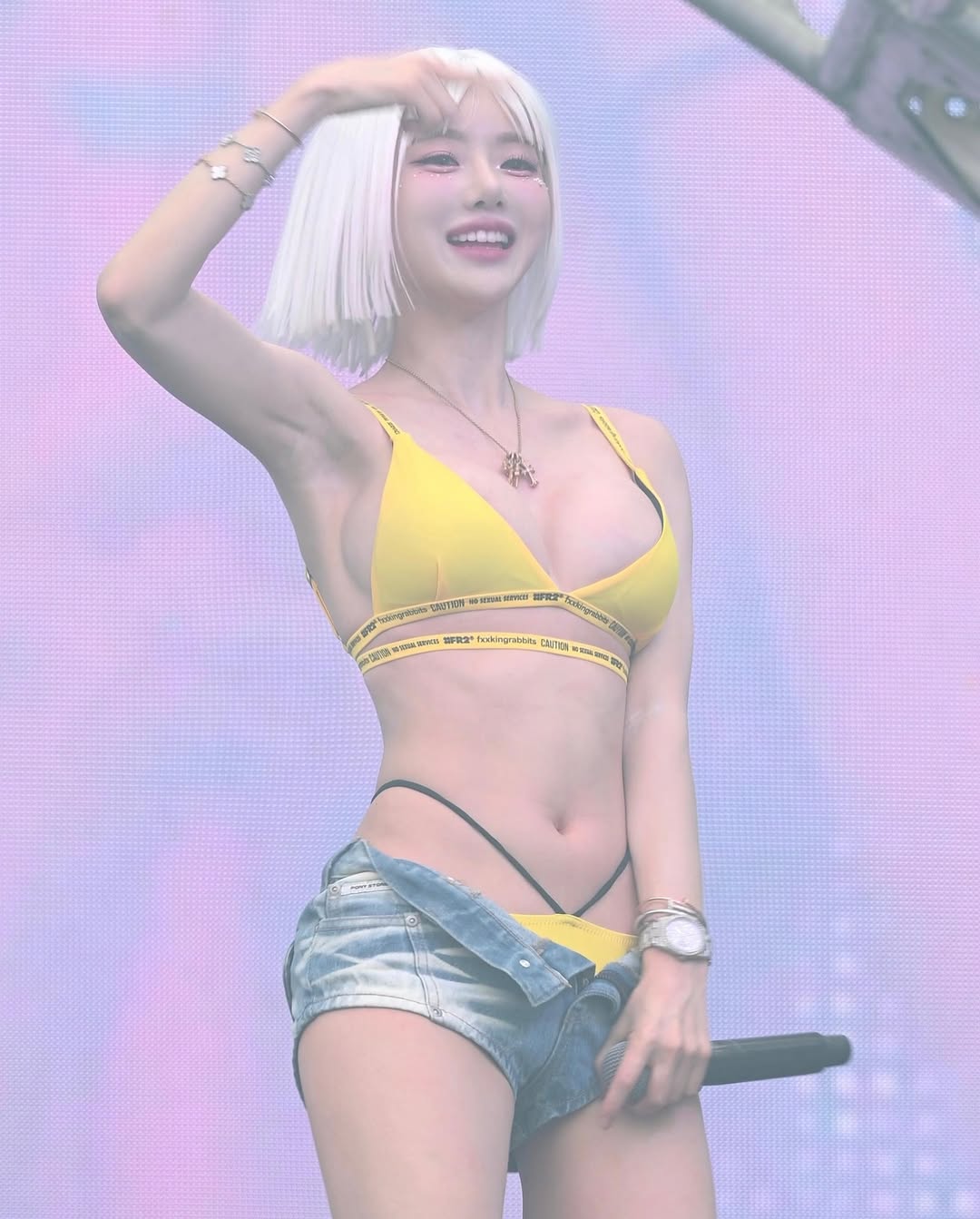 ดีเจโซดา ลุคใหม่สายฝอ นุ่งสั้นทำผมสีขาว