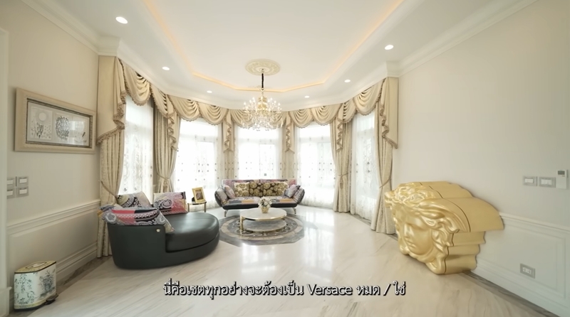 เอิร์น จิรวรรณ คฤหาสน์ ห้อง Versace