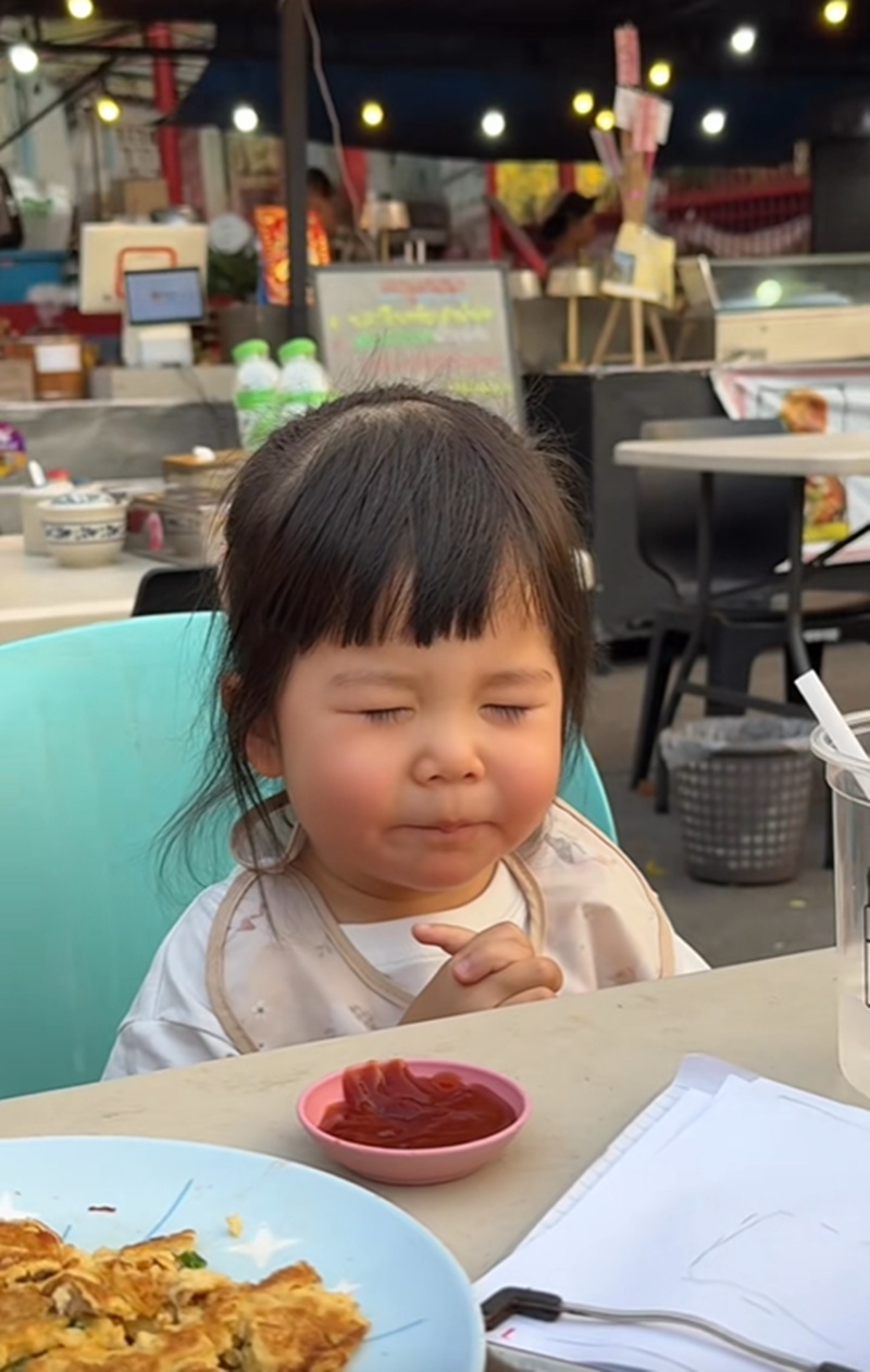 เด็กกินข้าว