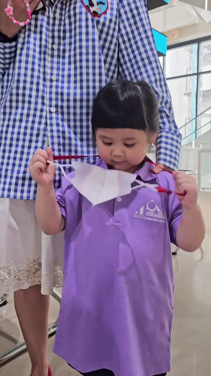 น้องแอบิเกล ในชุดนักเรียน