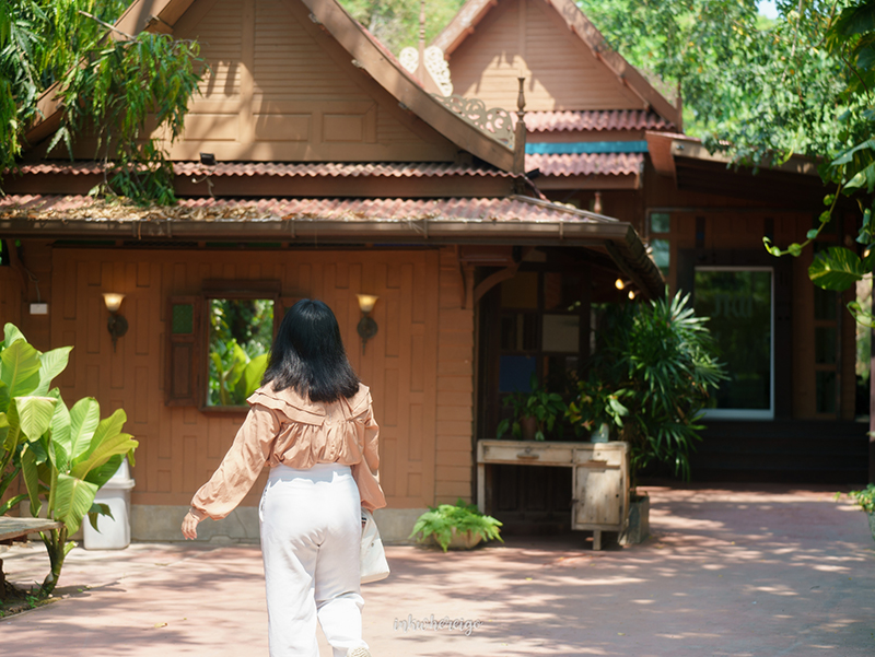 ภพ The Riverside Cafe