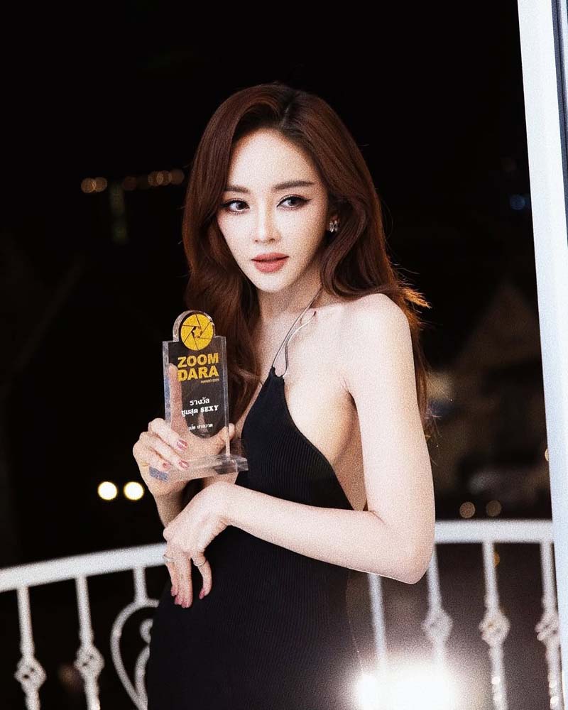 เป้ย ปานวาด เขย่าโซเชียล นุ่งเดรสแหวกอก ร่วมงานประกาศรางวัล