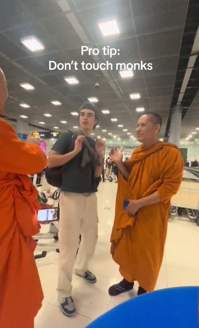 ถ่ายรูปกับพระ