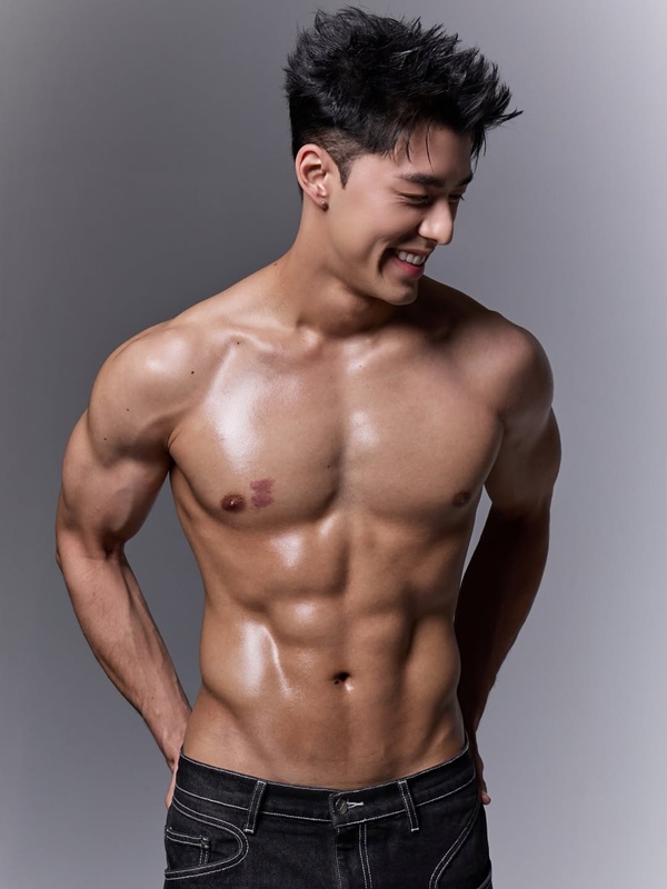 นาย ณภัทร  อวดหุ่นฟิตเปรี๊ยะ โชว์กล้ามแน่น