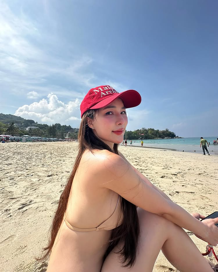 จันจิ จันจิรา ชีเสิร์ฟลุคแซ่บ นุ่งบิกินี่ แชะภาพริมหาด