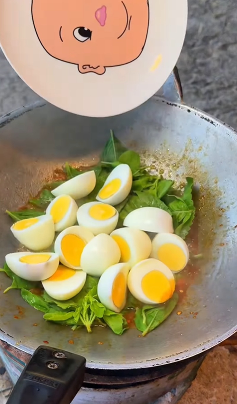 กะเพราไข่ต้ม