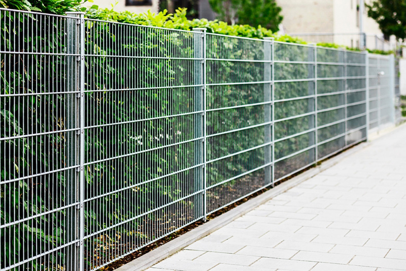 ไอเดียรั้วต้นไม้ Green Hedge with Wire Cage Mesh Fence