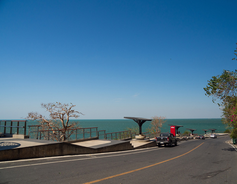 ถนนรอบเขาสามมุข จังหวัดชลบุรี