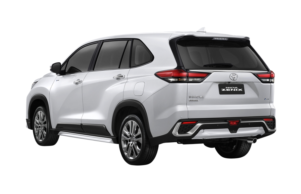 toyota innova Zenix2025